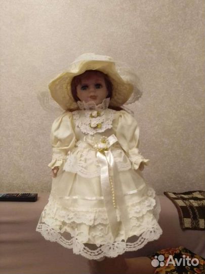 Кукла фарфоровая