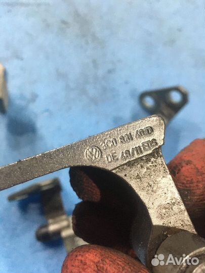 Петля двери VAG 3C0831401D перед L верх