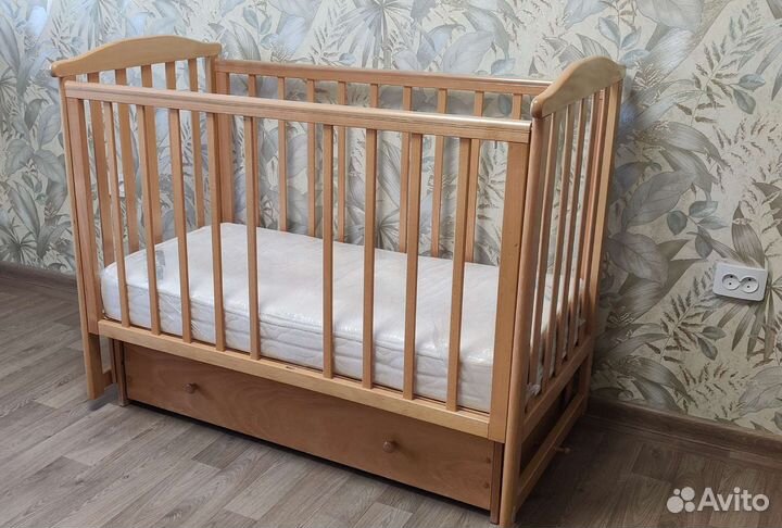 Детская кроватка с поперечным маятником и ящиком