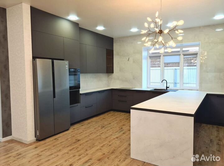 Угловая кухня в дом