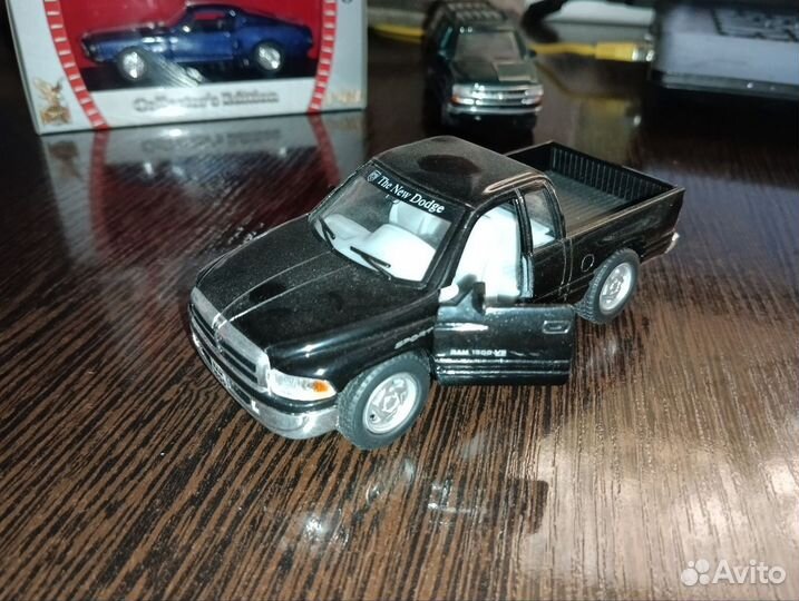 Модель kinsmart Dodge ram 1500