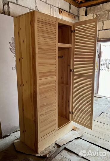 Шкаф деревянный