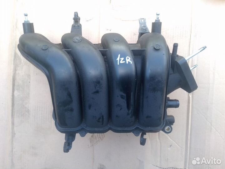Впускной коллектор Toyota Auris ZRE150 1ZR-FE
