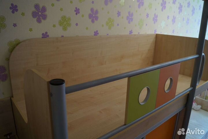 Кровать двухъярусная со шкафом