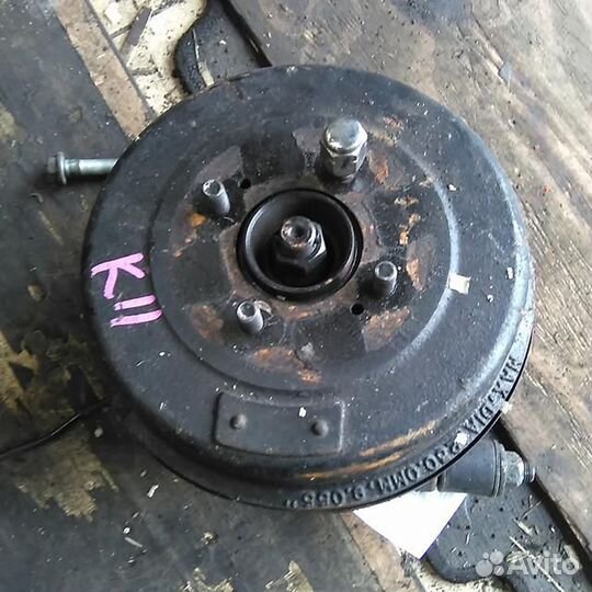 Кулак задний левый Nissan March 2