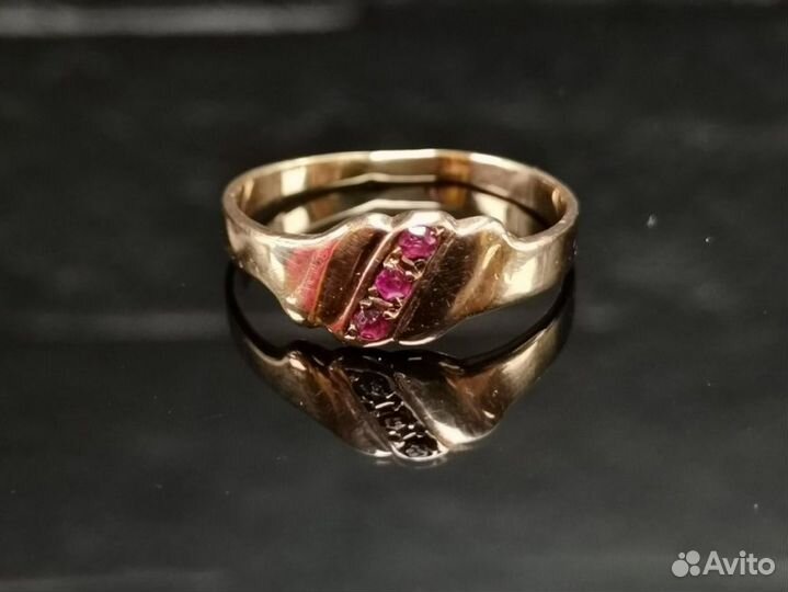 Золотое кольцо 585 пробы, массой 2,45 грамма. (18