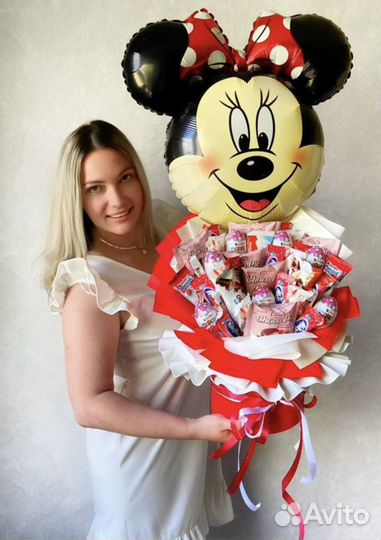 Сладкий подарок букет из киндеров