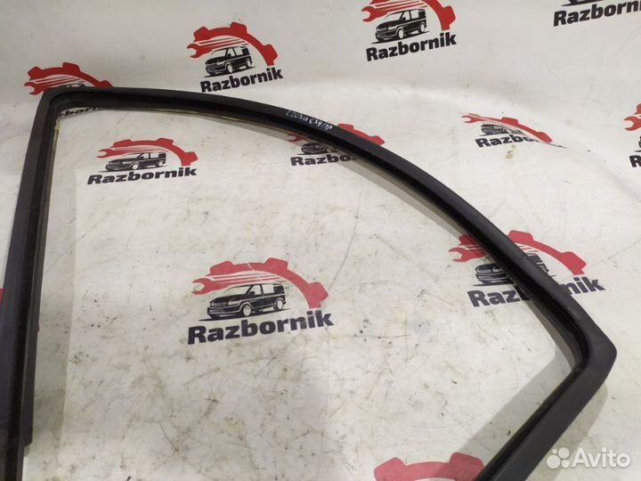 Уплотнитель стекла двери передний правый Mercedes