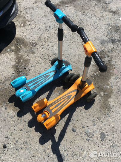 Самокат-скутер, из турбин идёт пар, турбины светят