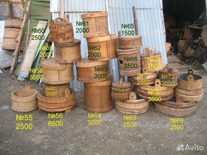Старинные деревянные бочки, кадушки, жбаны, ведра
