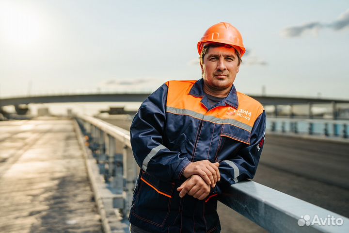 работники дорожного хозяйства. прораб вахта мосты. стройка и строители. прораб вахта мосты. каска строителя.