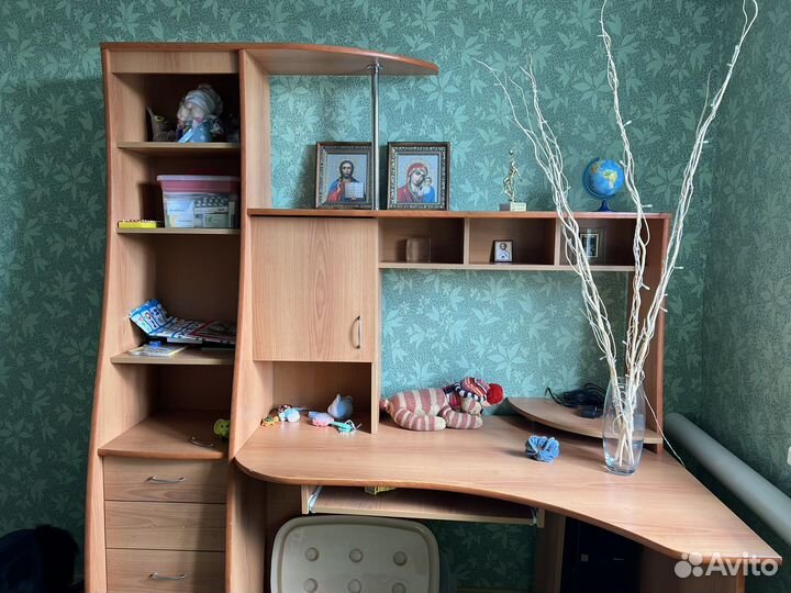 Угловой письменный стол с полками бу