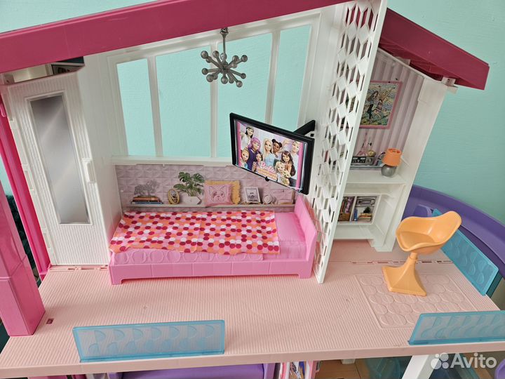 Большой кукольный домик с мебелью
