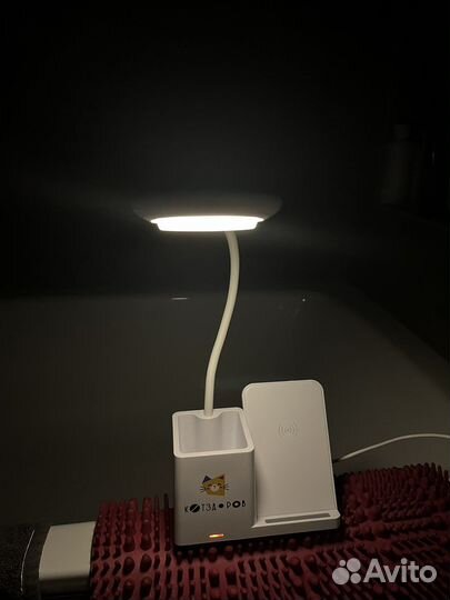 Беспроводная зарядная станция со светильником