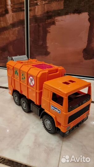 Мусоровоз bruder