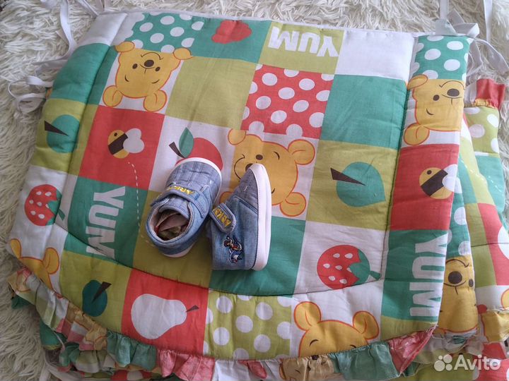 Бортики в кроватку и пинетки