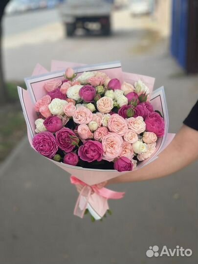 25 Пионовидных роз