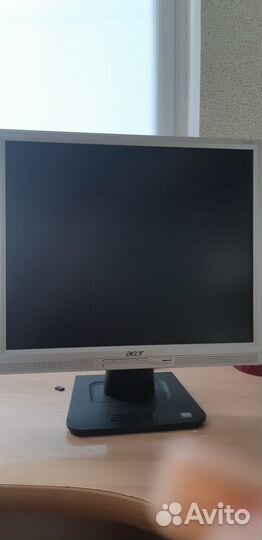 Монитор, 1 процессор и клавиатура