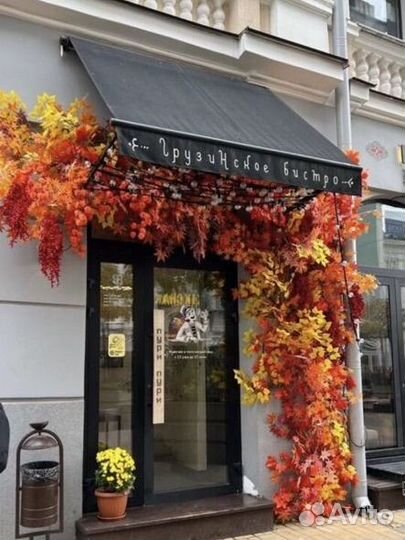 Оформление и украшение входа кафе, магазина