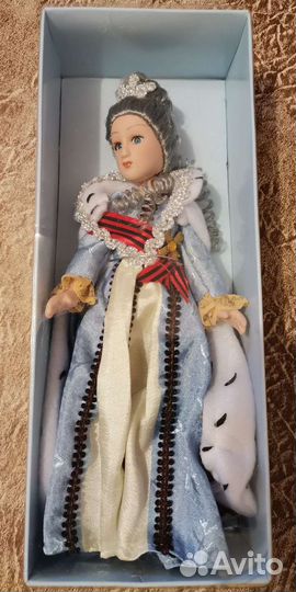 Кукла фарфоровая