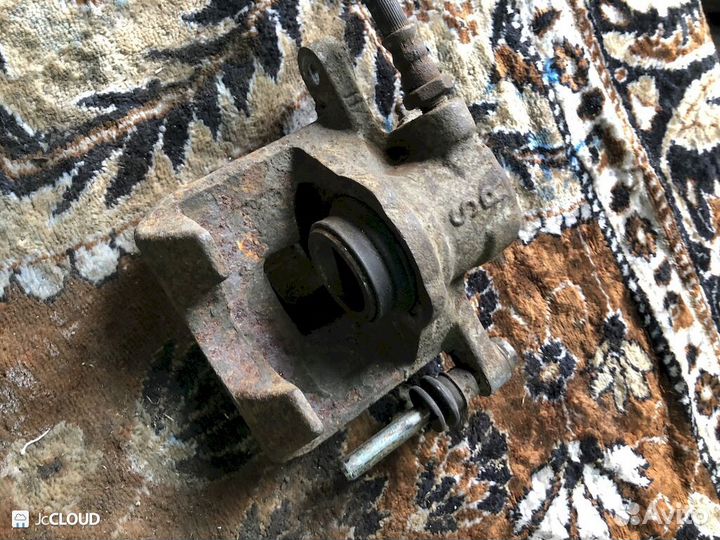 Суппорт на toyota ipsum ACM26