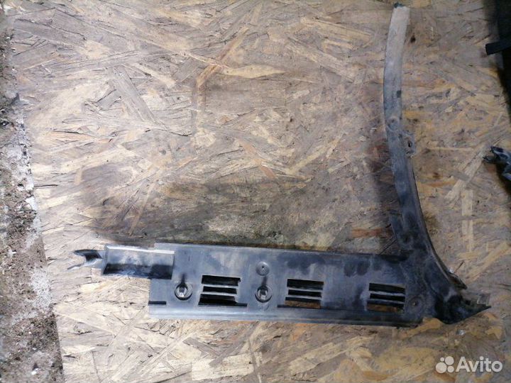 Крепление бампера переднее правое Volkswagen