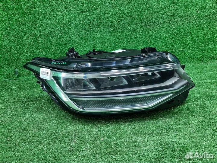 Фара правая Volkswagen Tiguan