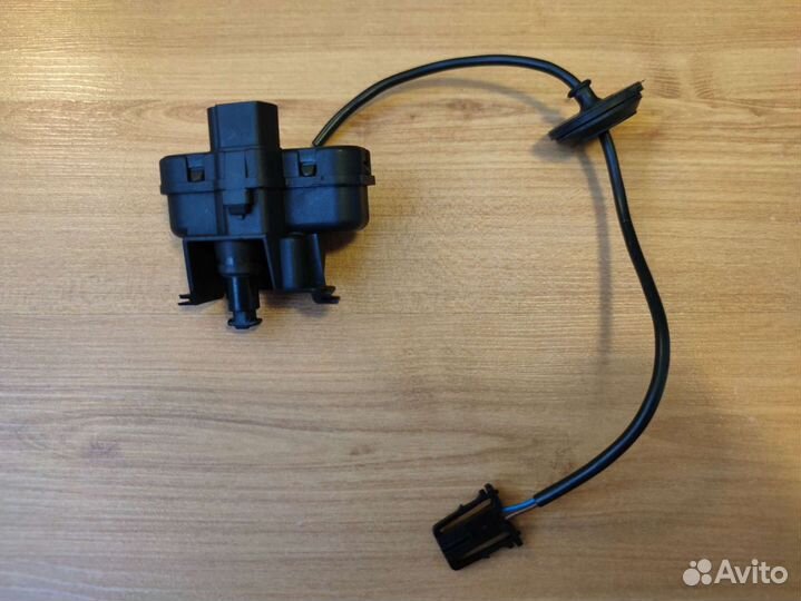 Замок лючка бензобака Тигуан