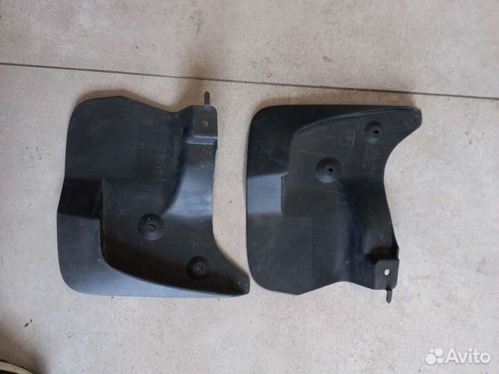 Брызговик передний R L Toyota Land Cruiser 200