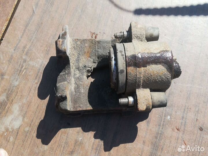 Суппорт передний Шкода Фабия 1