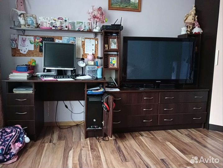 Компьютерный стол с комодом и книжными полками