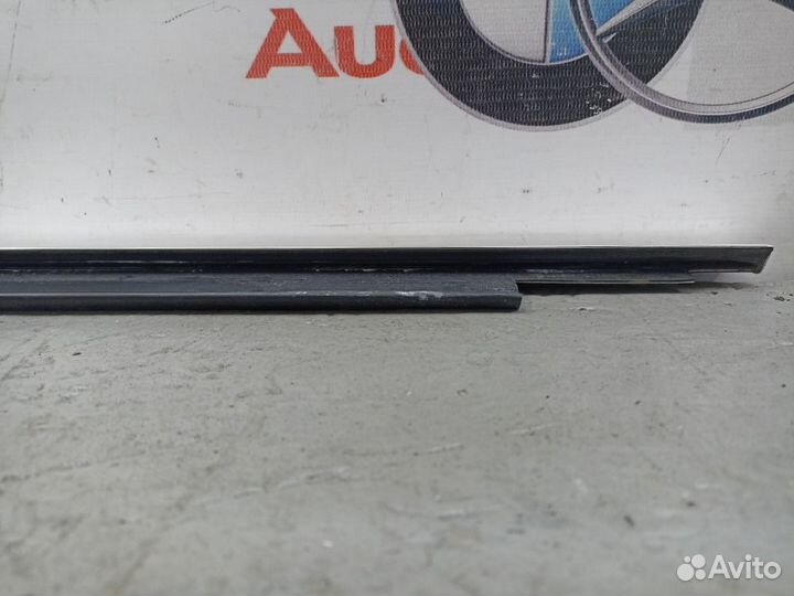 Молдинг стекла задний правый Audi A4 B8 3.2 CAL