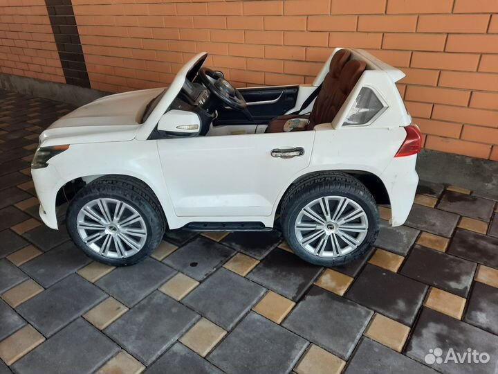 Детская машина на аккумуляторе с пультом