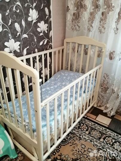 Детская кроватка с поперечным маятником