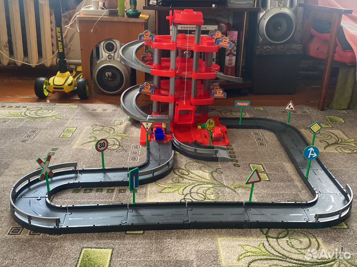 Парковка для машин,гараж с автомойкой,горка