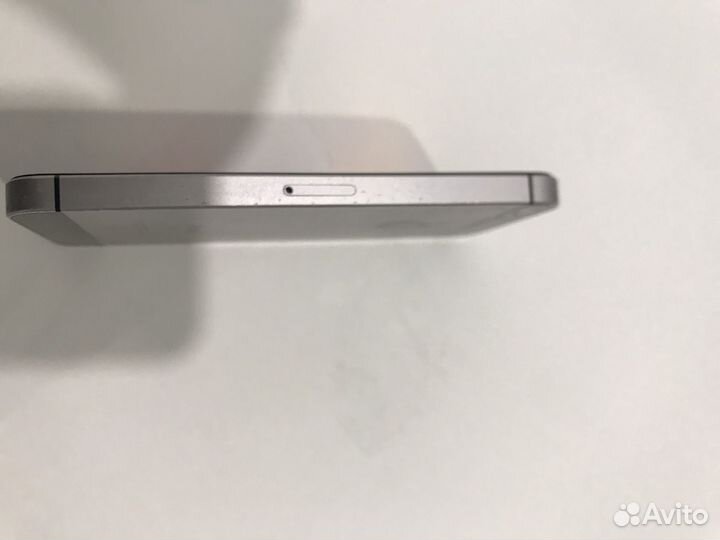 iPhone SE, 32 ГБ