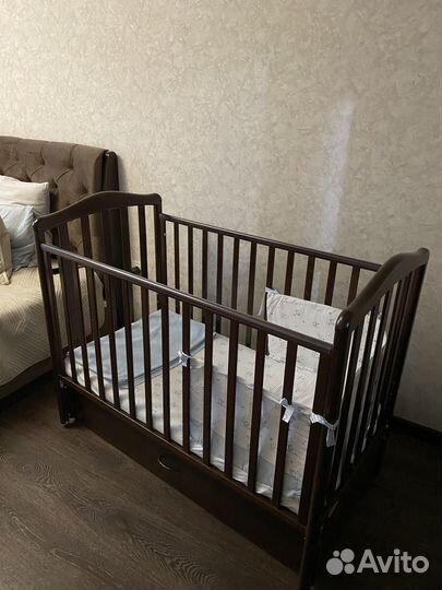 Детская кроватка с выдвижным ящиком