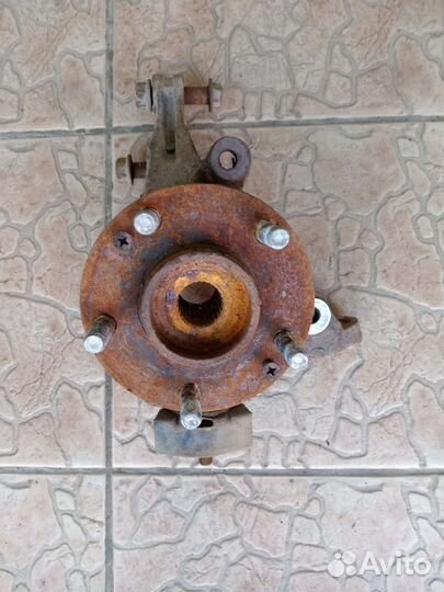 Кулак поворотный левый на киа сид 2011г