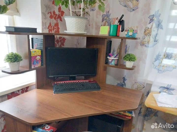 Компьютерный стол