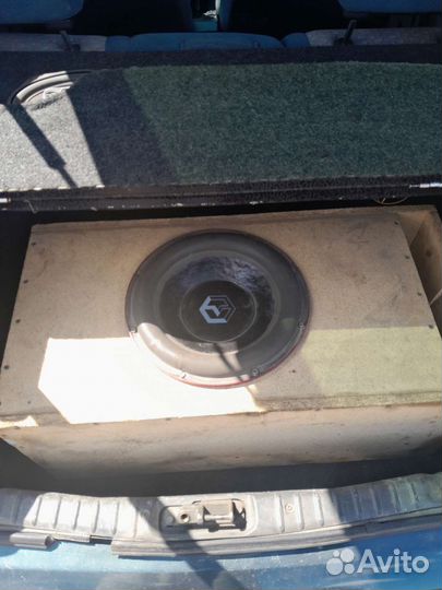 Сабвуфер и усилитель в автомобиль