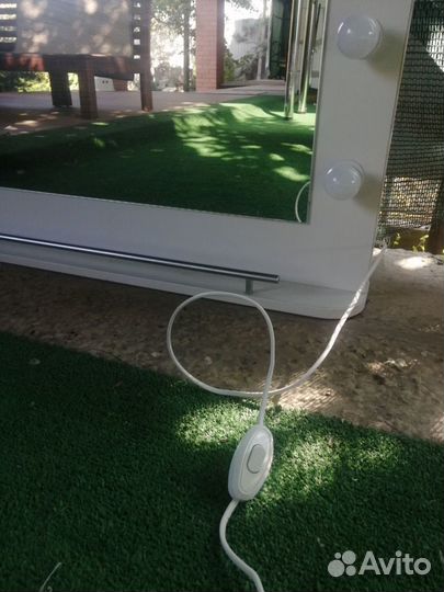 Гримерное зеркало с лампочками