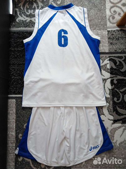 Спортивная форма (бело-синяя с номером 6)