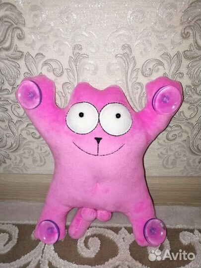 Кот Саймон на присосках в машину