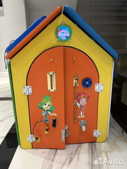 Бизиборд-дом