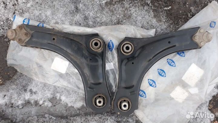 Передние рычаги renault megan 3 б/у, 2 шт
