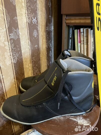 Лыжные ботинки и лыжи и палки комплект