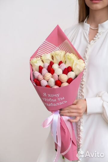 Букет из клубники в шоколаде с розами