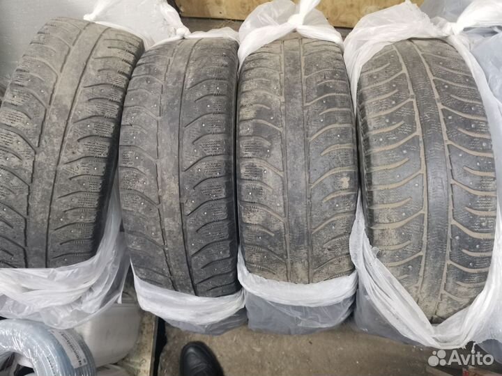 Bridgestone Ice Cruiser 7000 215/65 R16