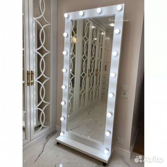 Зеркало напольное на колесах