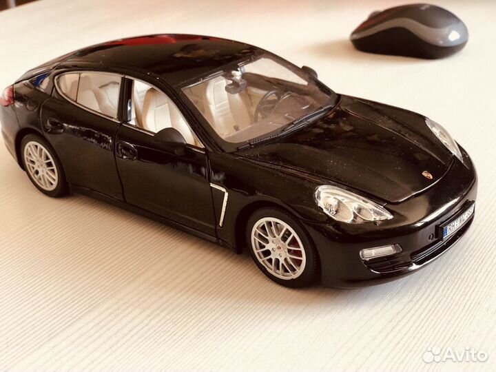Модель коллекционная 1/18 Porsche Panamera 4s